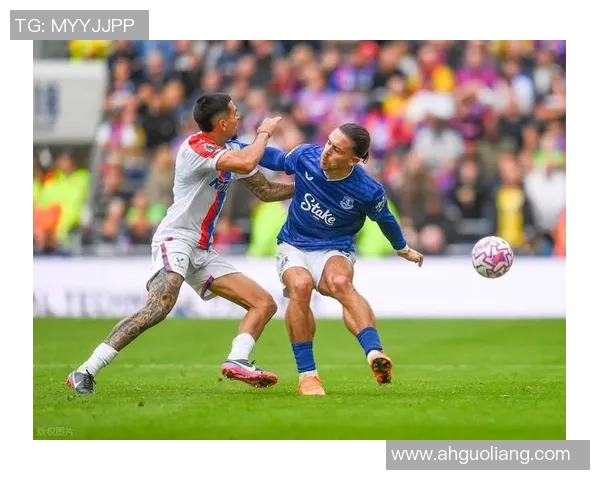 英超最新动态:瓜帅对进攻防守表现不满蓝红双军明日全力争胜 英超最新动态:瓜帅对进攻防守表现不满蓝红双军明日全力争胜