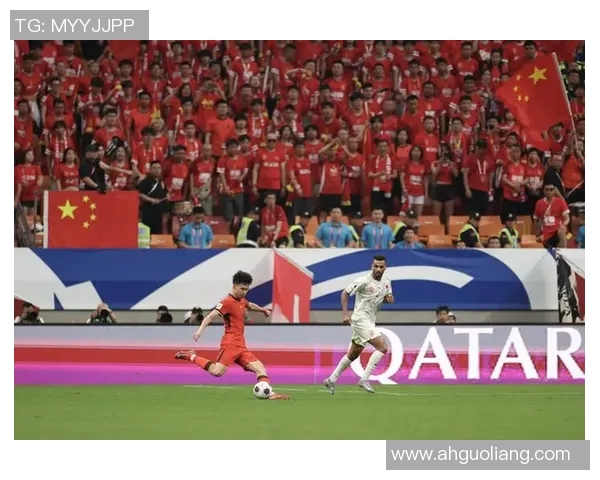 中国队迎战卡塔尔全力争胜期待精彩对决展现足球魅力与团队精神